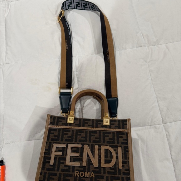 Authentic fendi sunshine small handbag. - Picture 4 of 7